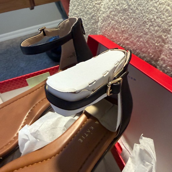 * NEW * NEVER WORN * Kelly & Katie Black and Tan Sandals - Size 8 - Nymie - Picture 6 of 11